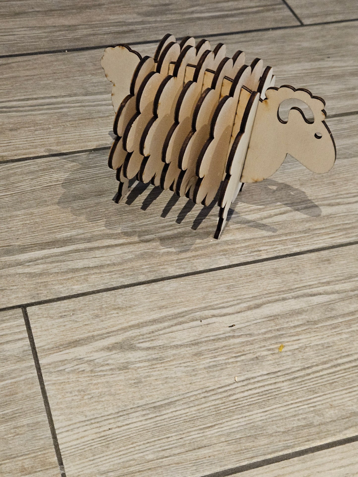 Schaf-Untersetzer aus Holz – 5er Set mit Halter | Handgefertigt