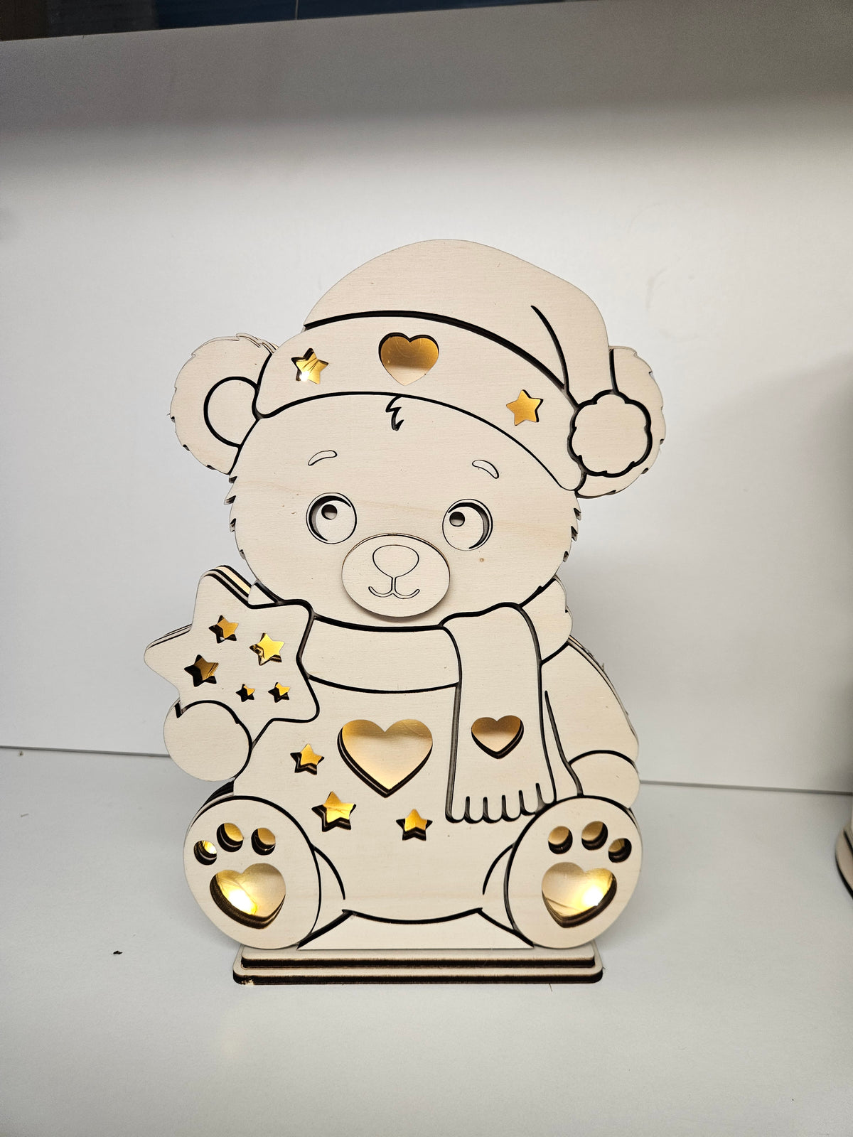 Handgefertigter Weihnachtsbär aus Holz mit LED-Beleuchtung, in Naturholzfarbe zum Selbstbemalen