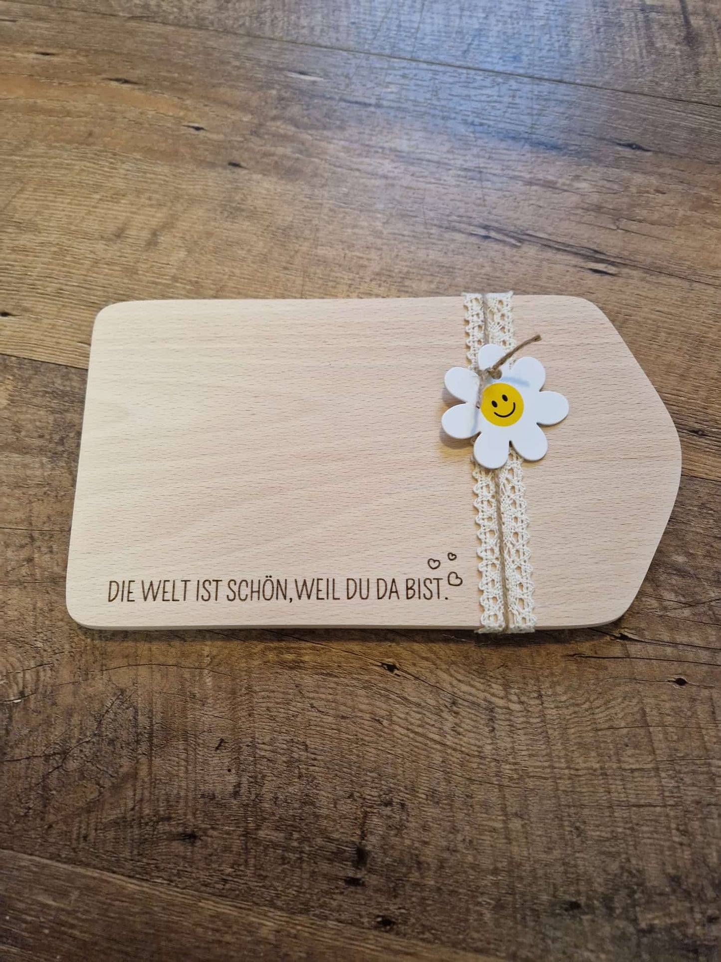 Holzschild „Die Welt ist schön, weil du da bist" – Frühstücksbrett mit Gravur