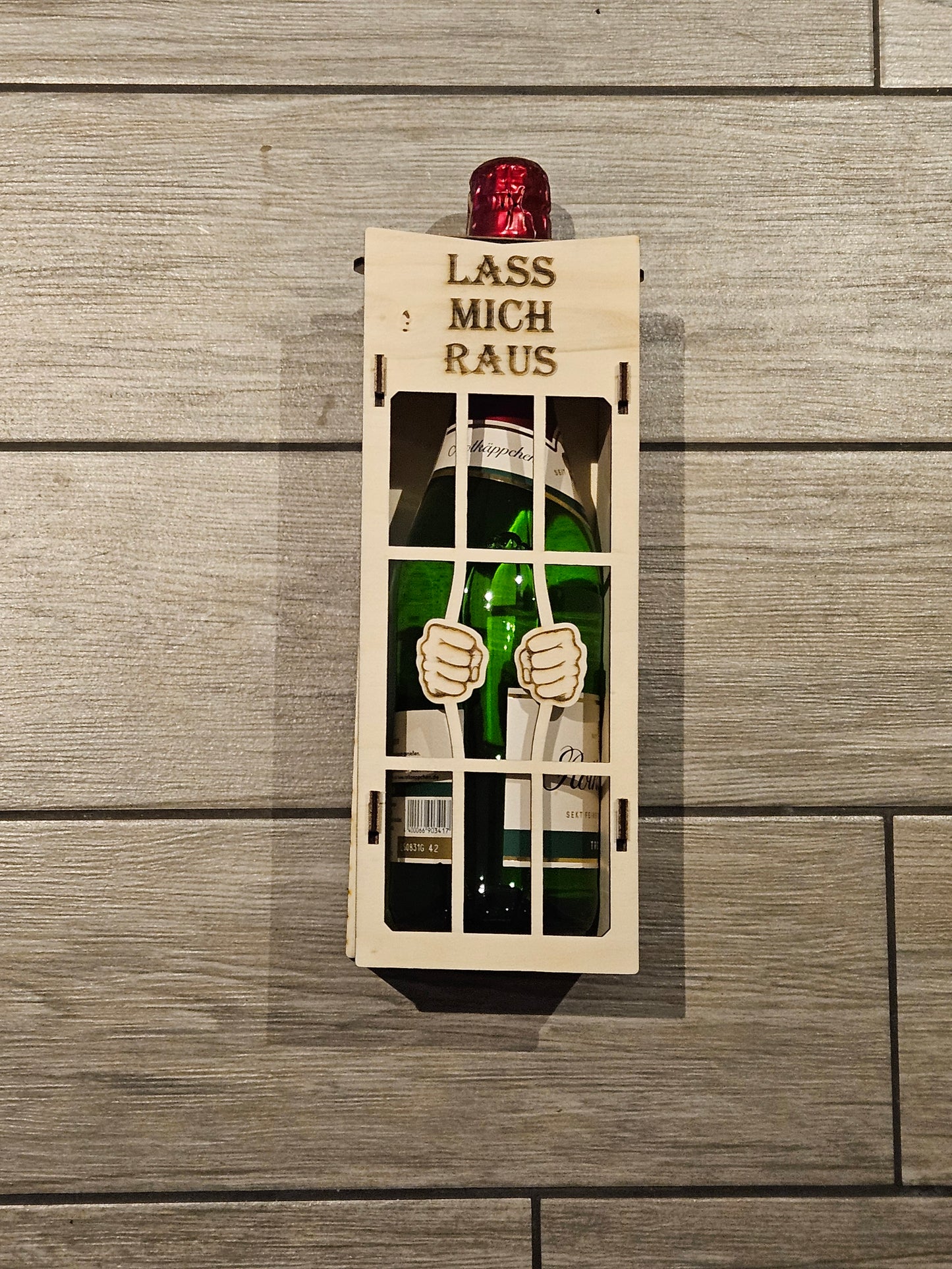 Flaschenhalter „LASS MICH RAUS“ – Originelles Geschenk aus Holz