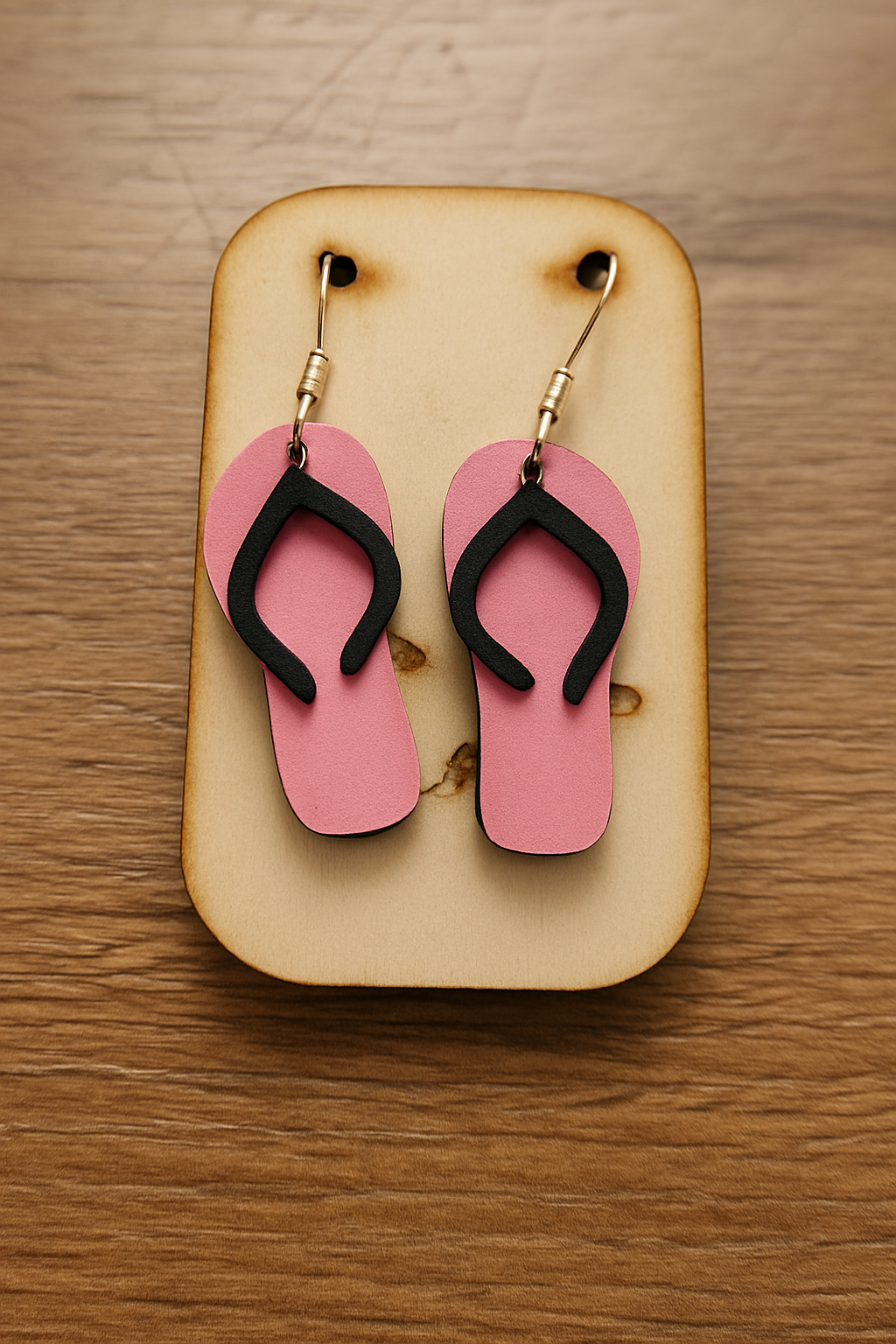 Handgemachte Holz-Ohrringe in Flip-Flop-Form – Sommerliches Design, 45 x 19 mm, mit silberfarbenem Haken