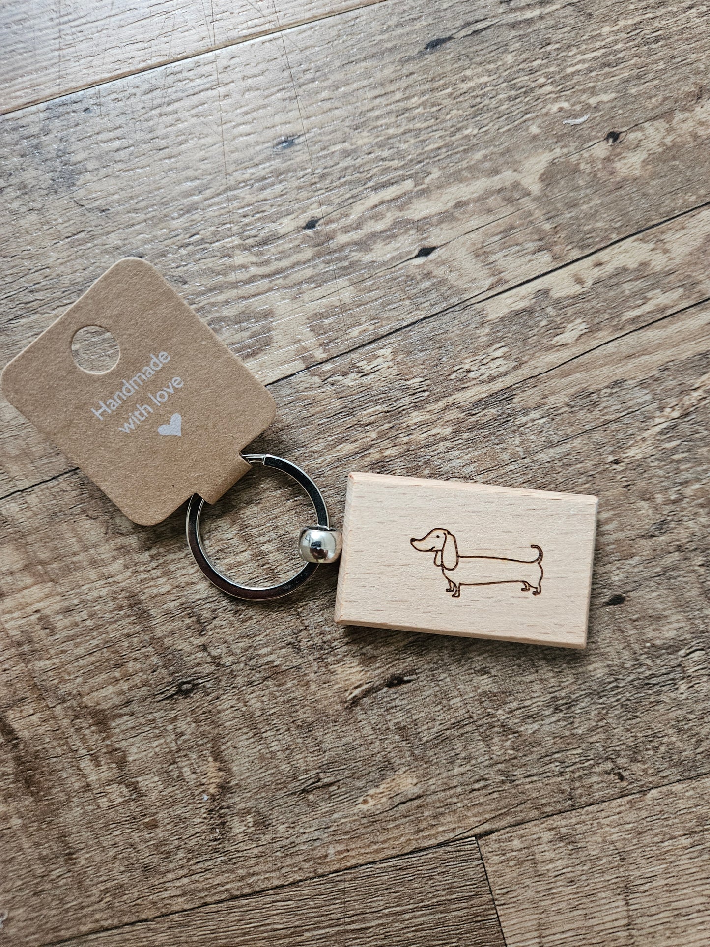 Schlüsselanhänger mit Dackel-Motiv – Holz & Metall, lasergraviert