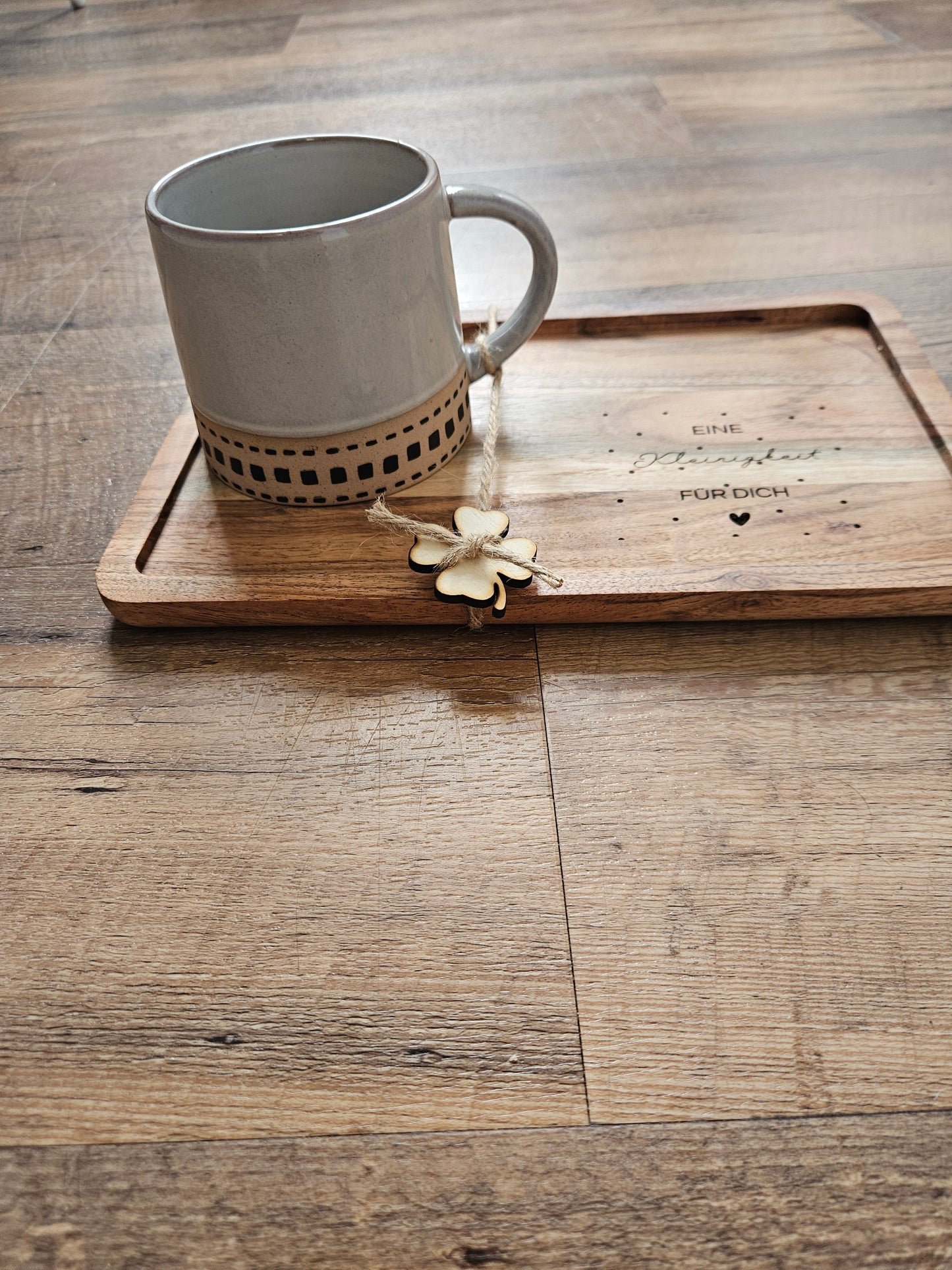 Vesperbrett mit Tasse – "Eine Kleinigkeit für Dich" – graviertes Holztablett mit Keramiktasse