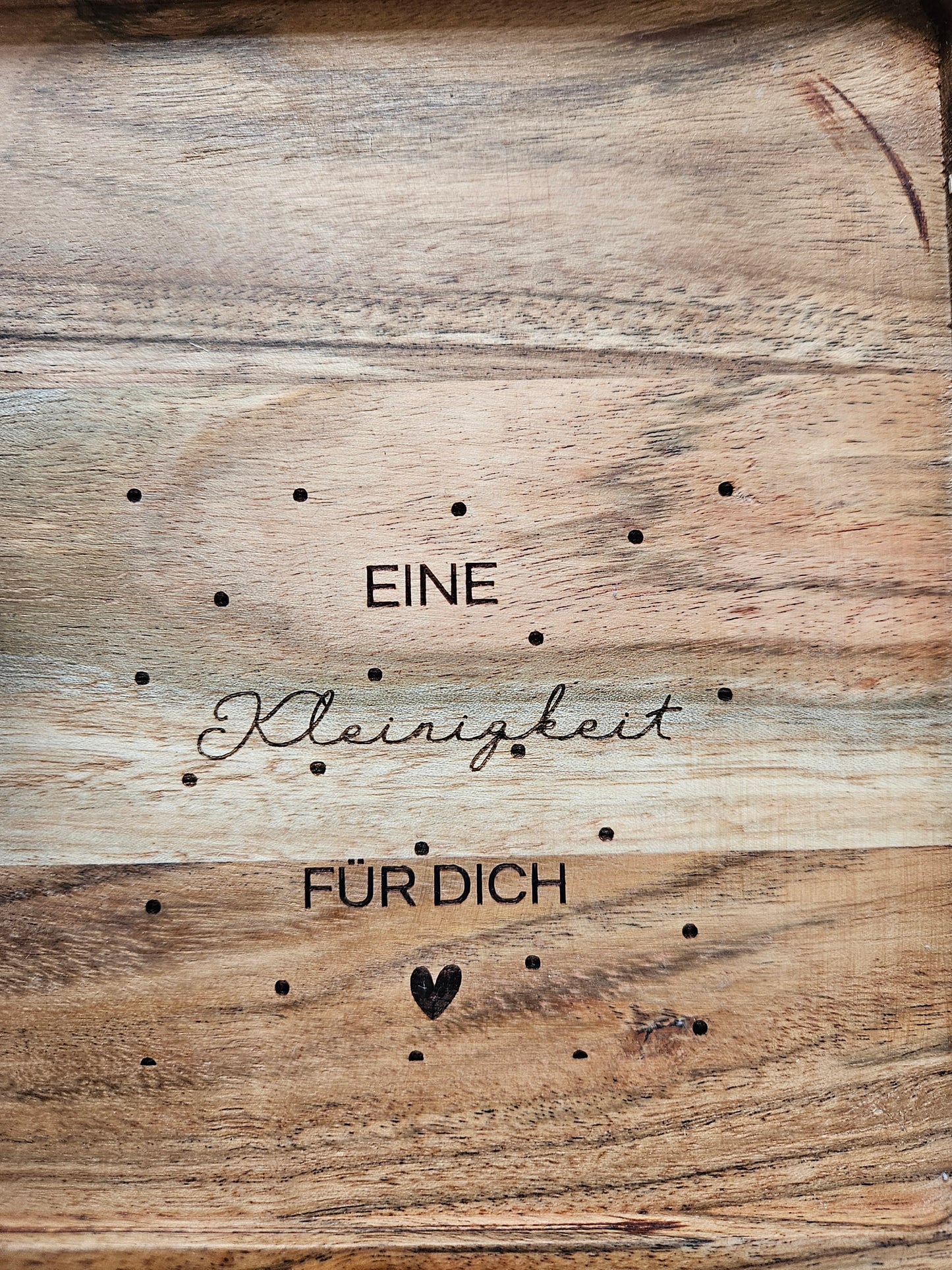 Vesperbrett mit Tasse – "Eine Kleinigkeit für Dich" – graviertes Holztablett mit Keramiktasse