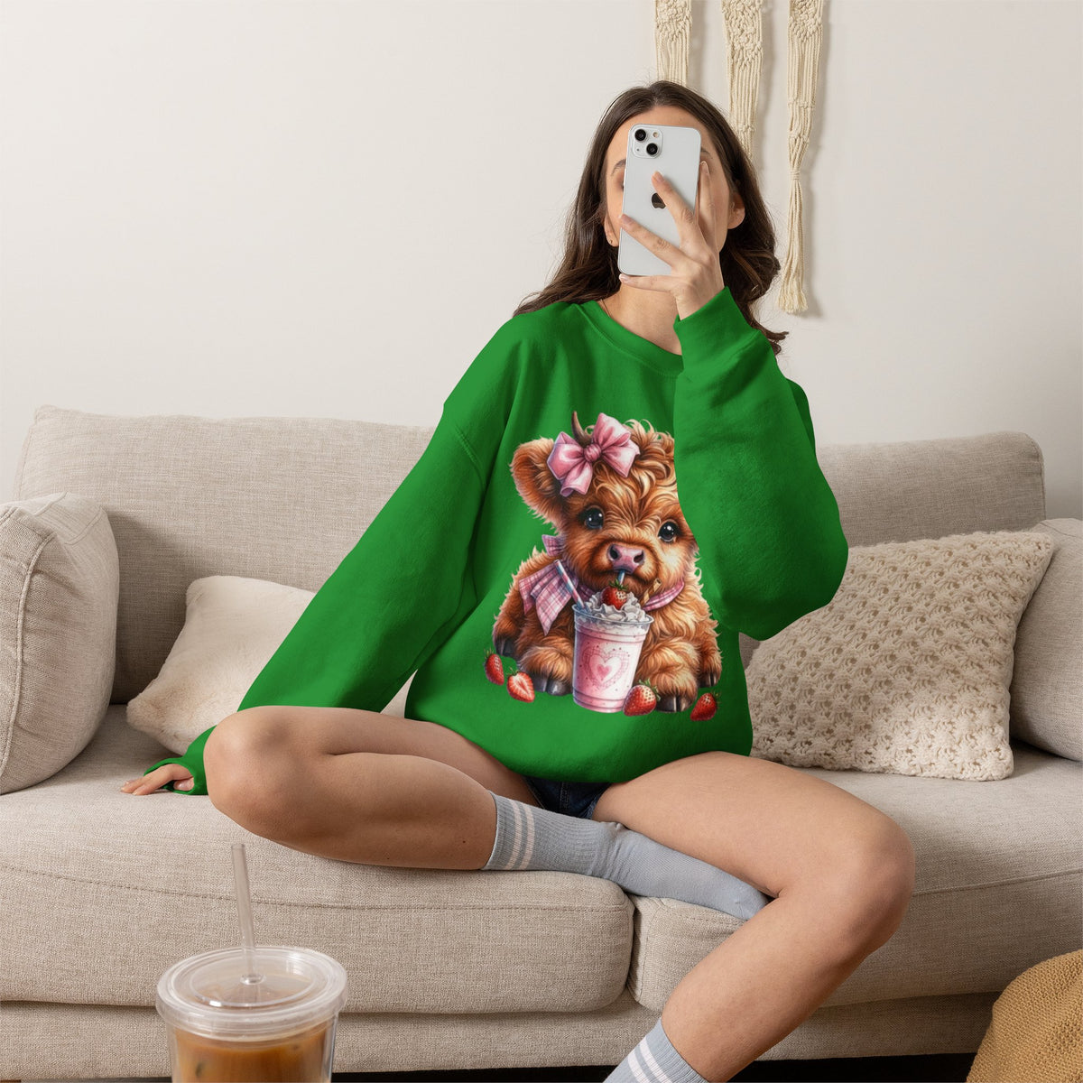 Sweatshirt mit Hochlandkalb und Erdbeerdrink