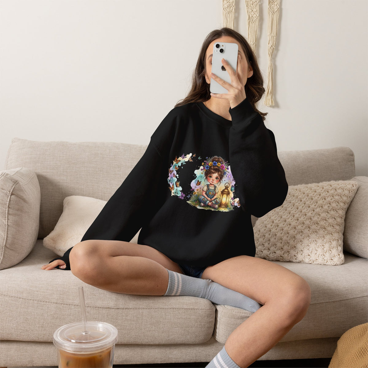 Sweatshirt mit Mädchen, Laterne und Schmetterlingen