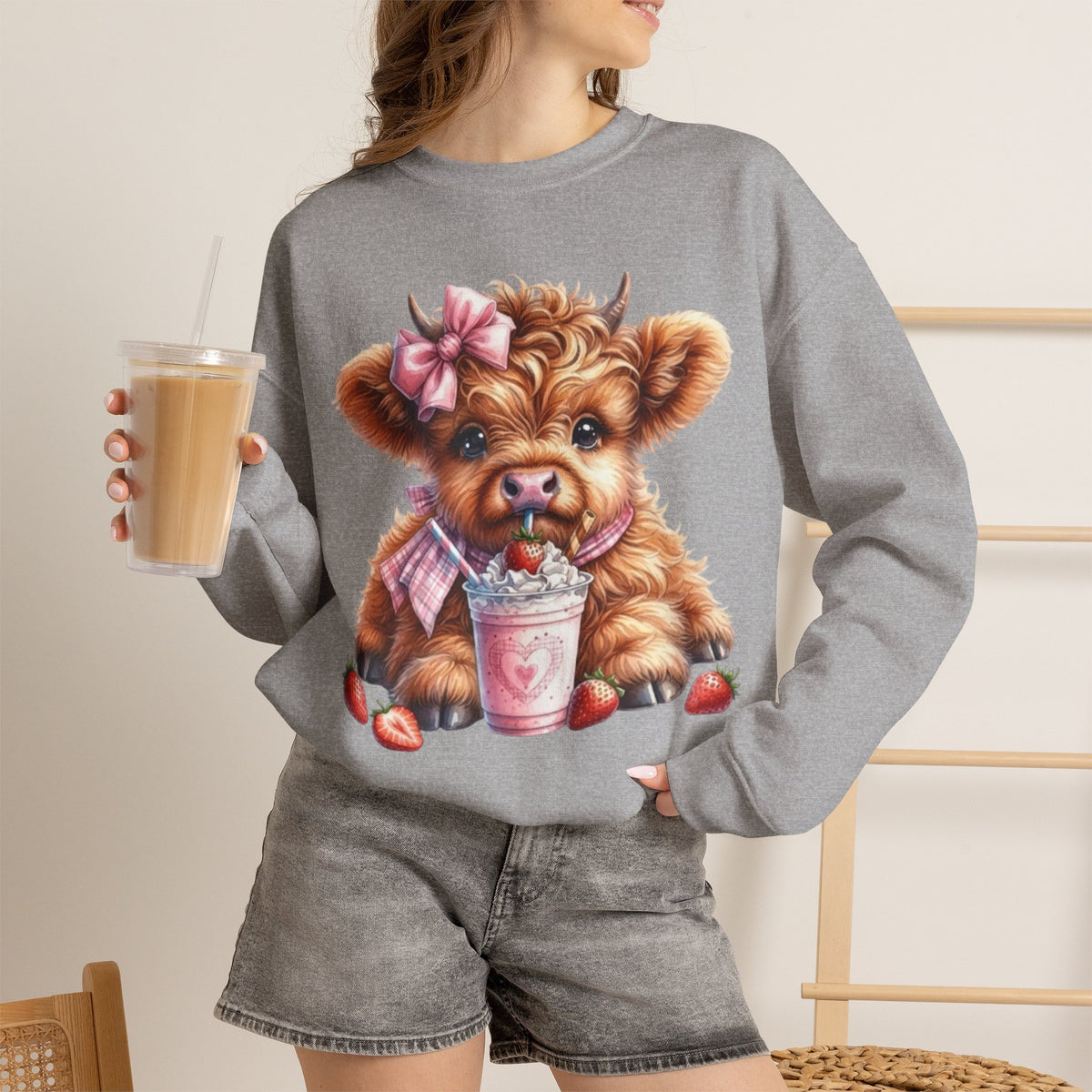 Sweatshirt mit Hochlandkalb und Erdbeerdrink