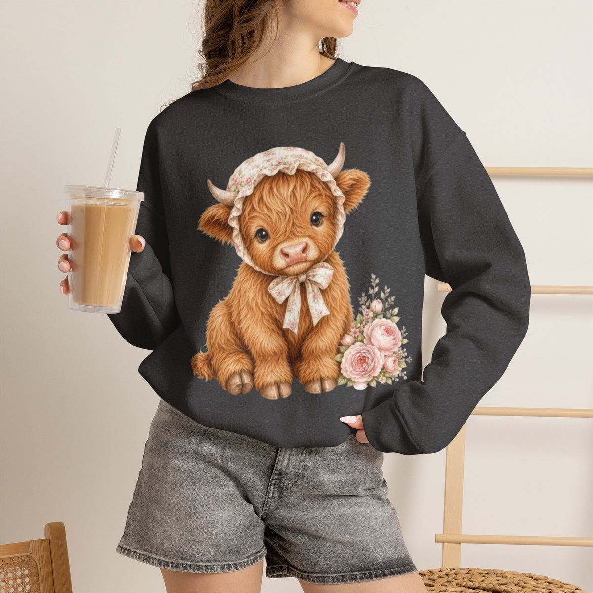 Sweatshirt mit Hochlandkalb und rosa Blumen