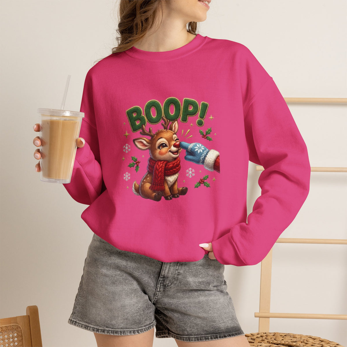 Weihnachtssweatshirt mit Rentier und „BOOP!“-Motiv
