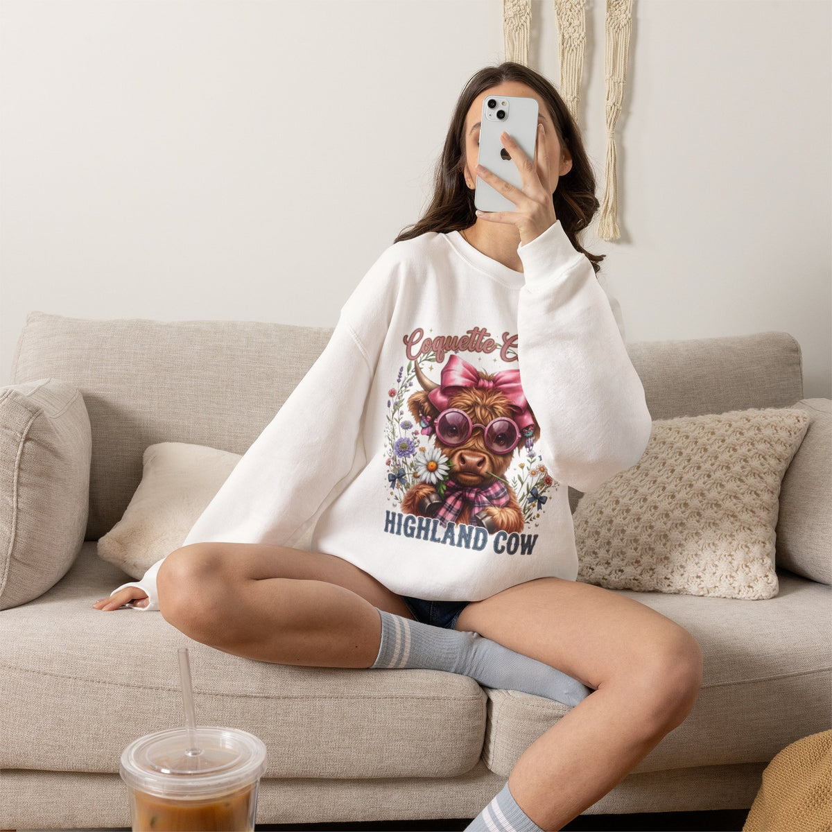 Sweatshirt mit Hochlandrind, rosa Schleife und Sonnenbrille
