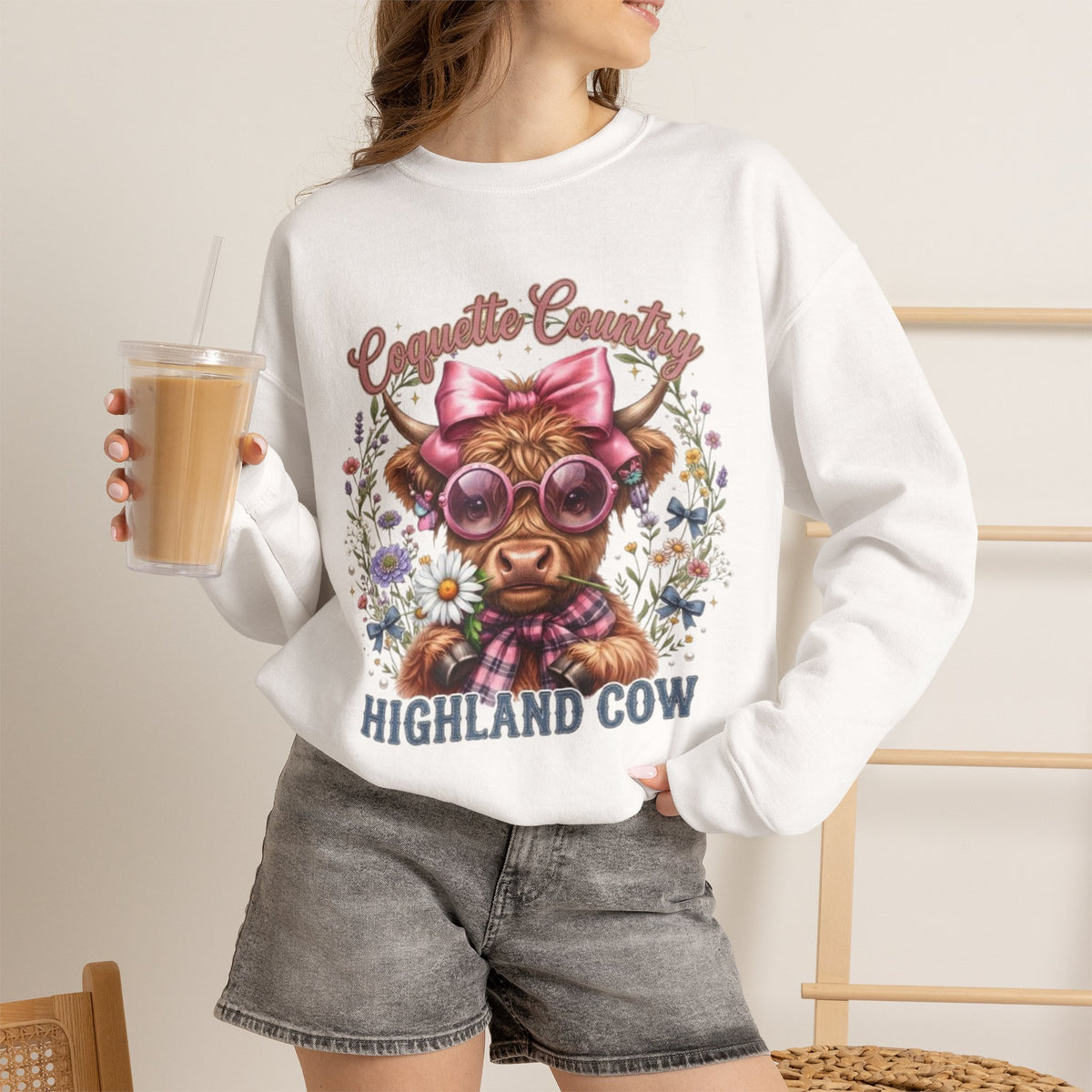 Sweatshirt mit Hochlandrind, rosa Schleife und Sonnenbrille