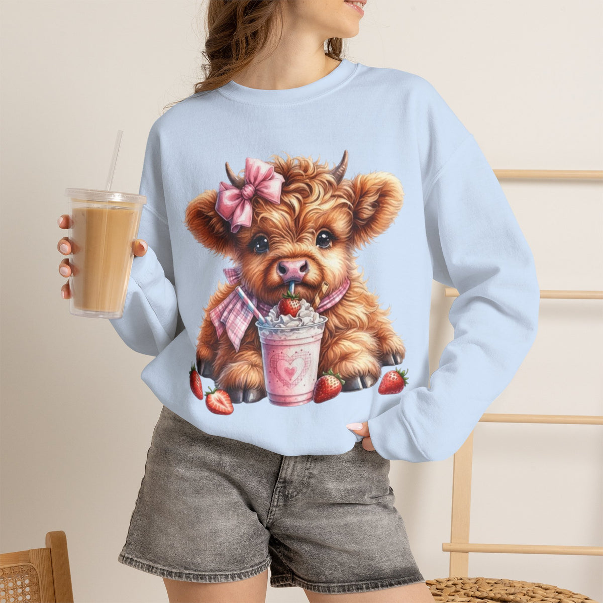 Sweatshirt mit Hochlandkalb und Erdbeerdrink