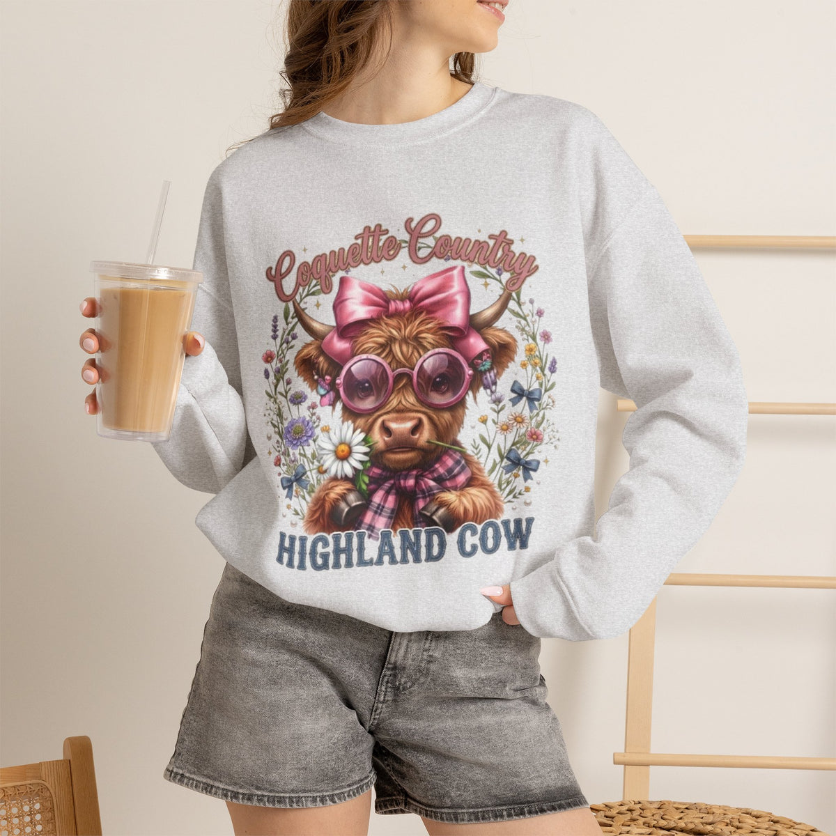 Sweatshirt mit Hochlandrind, rosa Schleife und Sonnenbrille