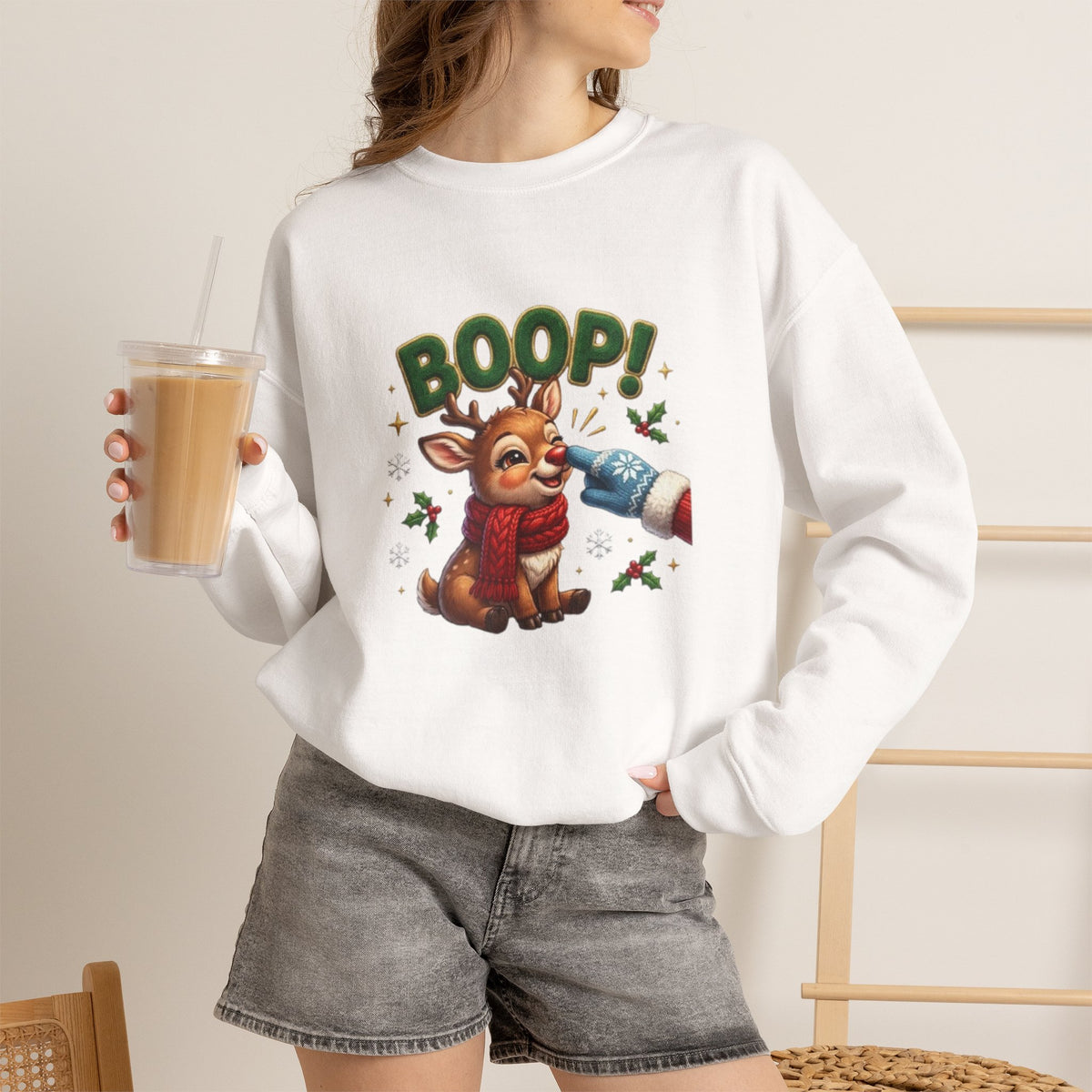 Weihnachtssweatshirt mit Rentier und „BOOP!“-Motiv
