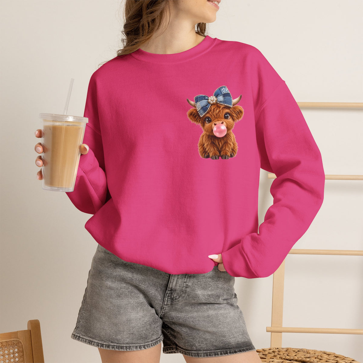 Sweatshirt mit niedlichem Hochlandrind – bestickt