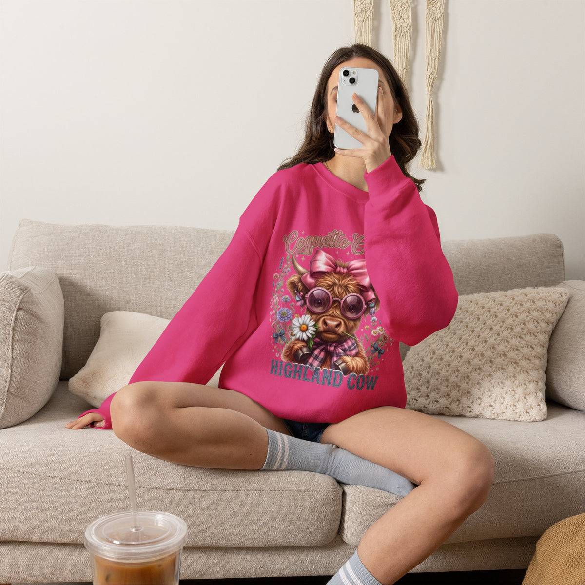 Sweatshirt mit Hochlandrind, rosa Schleife und Sonnenbrille