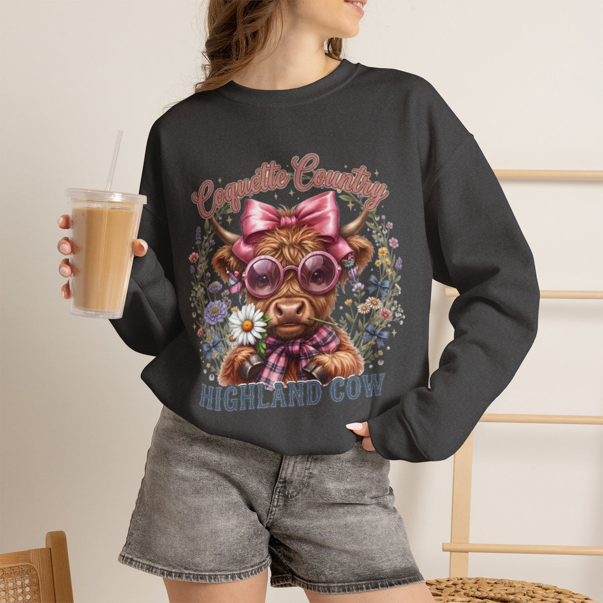 Sweatshirt mit Hochlandrind, rosa Schleife und Sonnenbrille