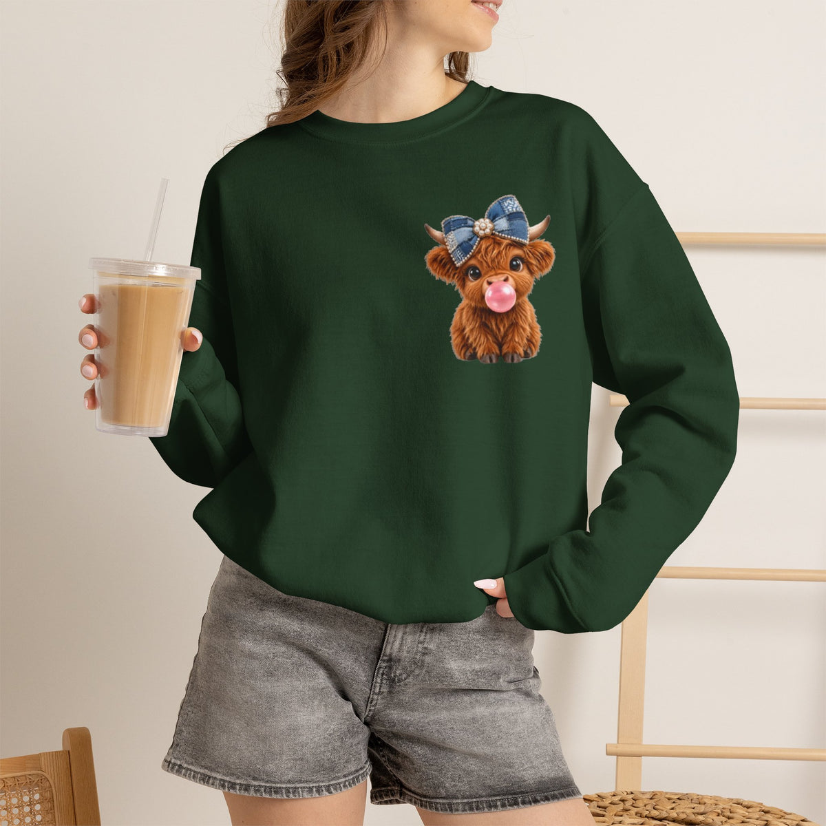 Sweatshirt mit niedlichem Hochlandrind – bestickt