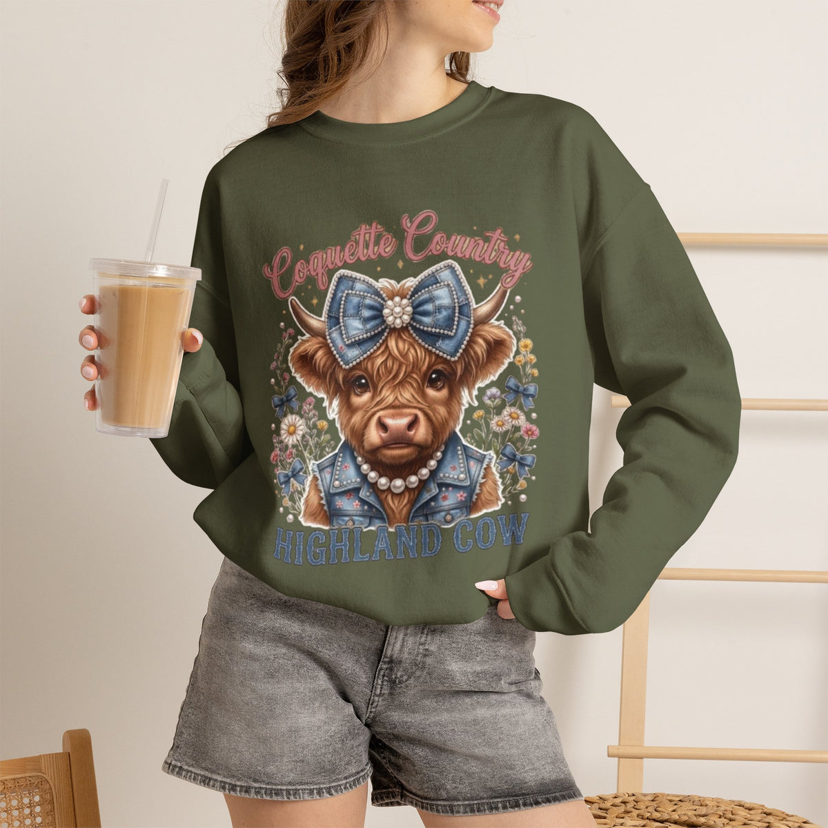 Sweatshirt mit Hochlandrind und blauer Schleife