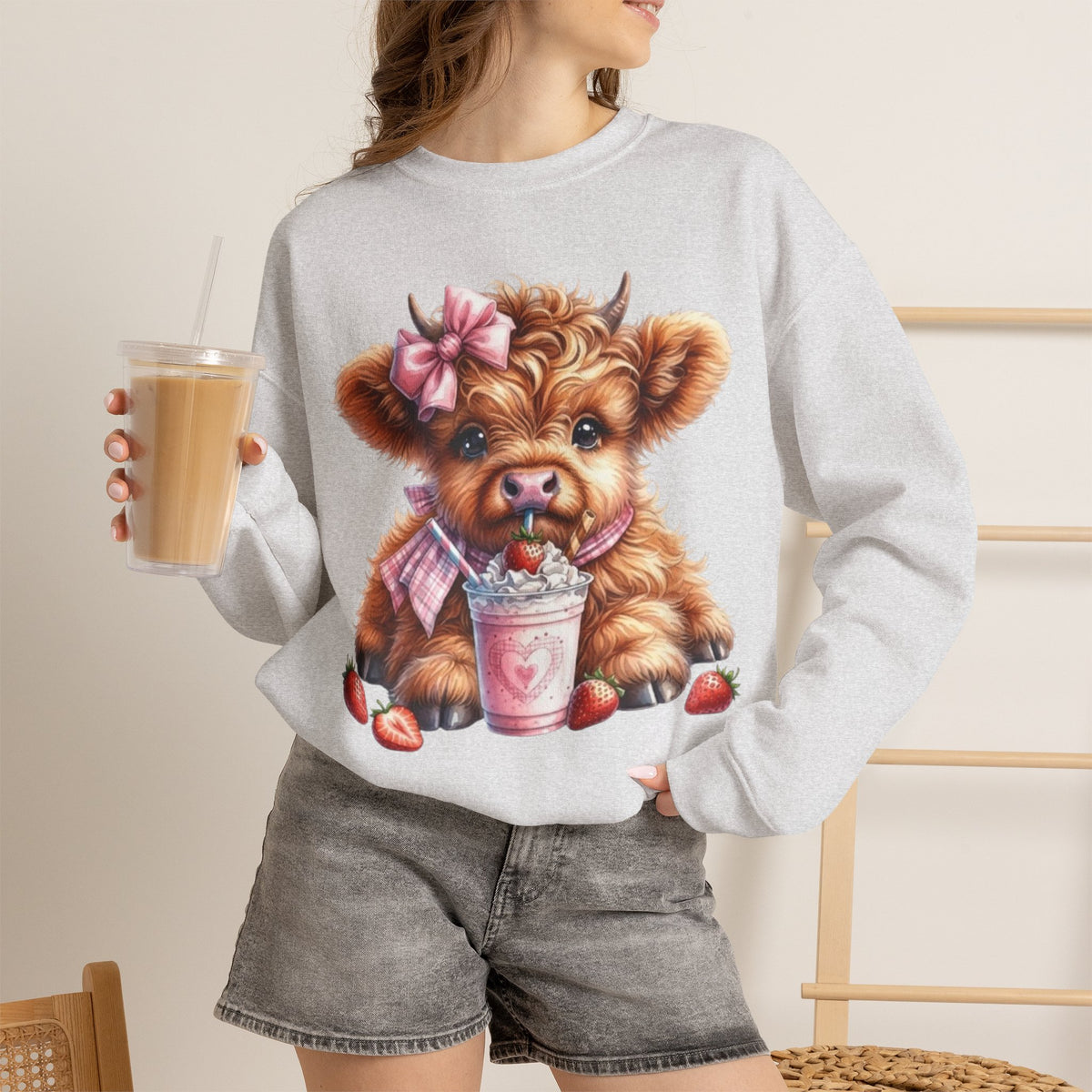 Sweatshirt mit Hochlandkalb und Erdbeerdrink