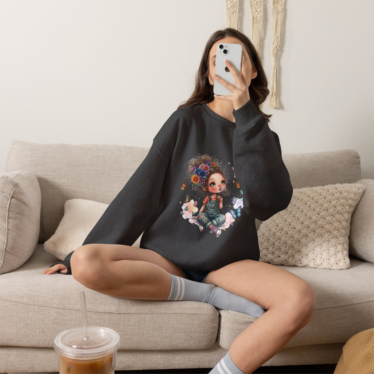 Sweatshirt mit Mädchen-Motiv, Blumen und Schmetterlingen