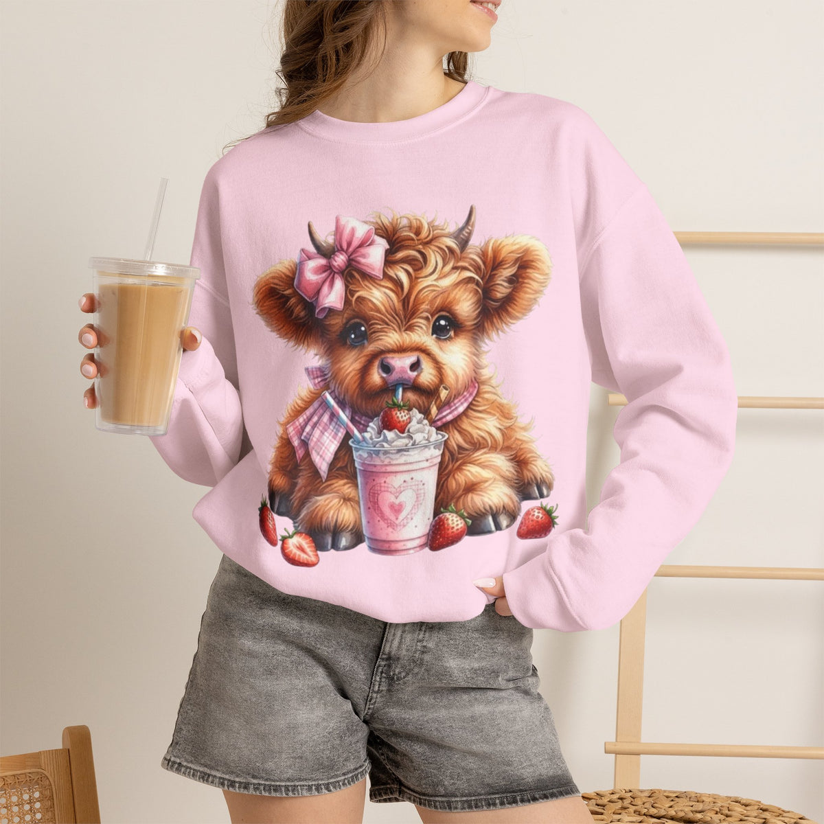 Sweatshirt mit Hochlandkalb und Erdbeerdrink