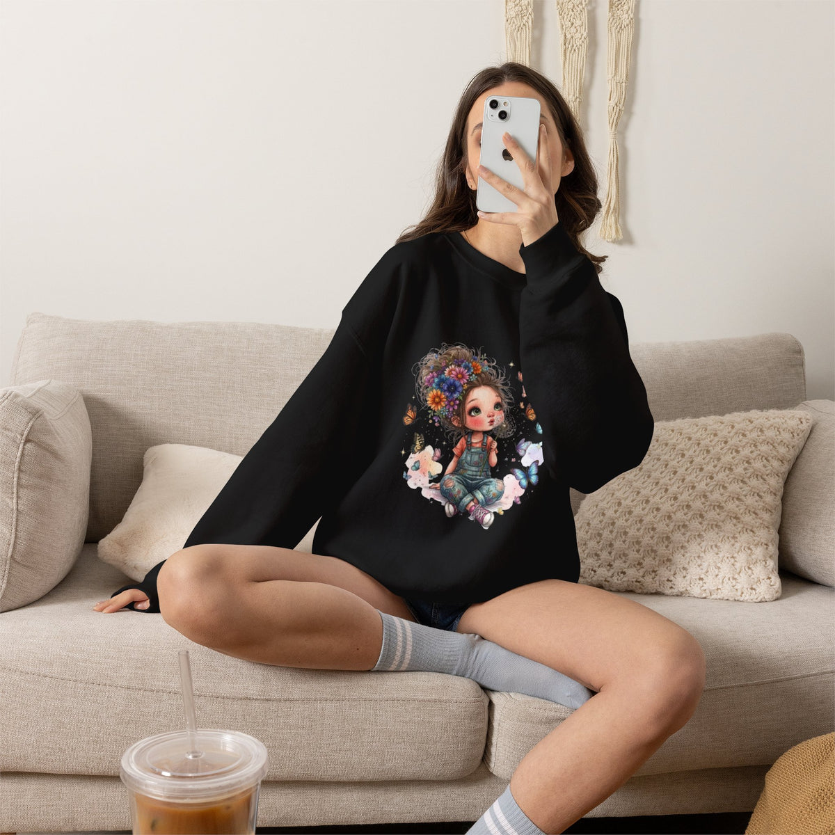 Sweatshirt mit Mädchen-Motiv, Blumen und Schmetterlingen