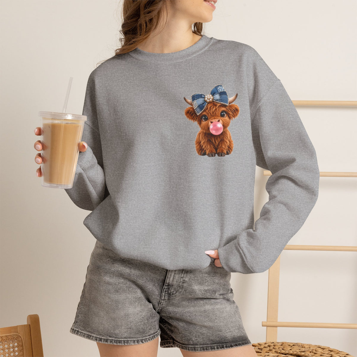 Sweatshirt mit niedlichem Hochlandrind – bestickt