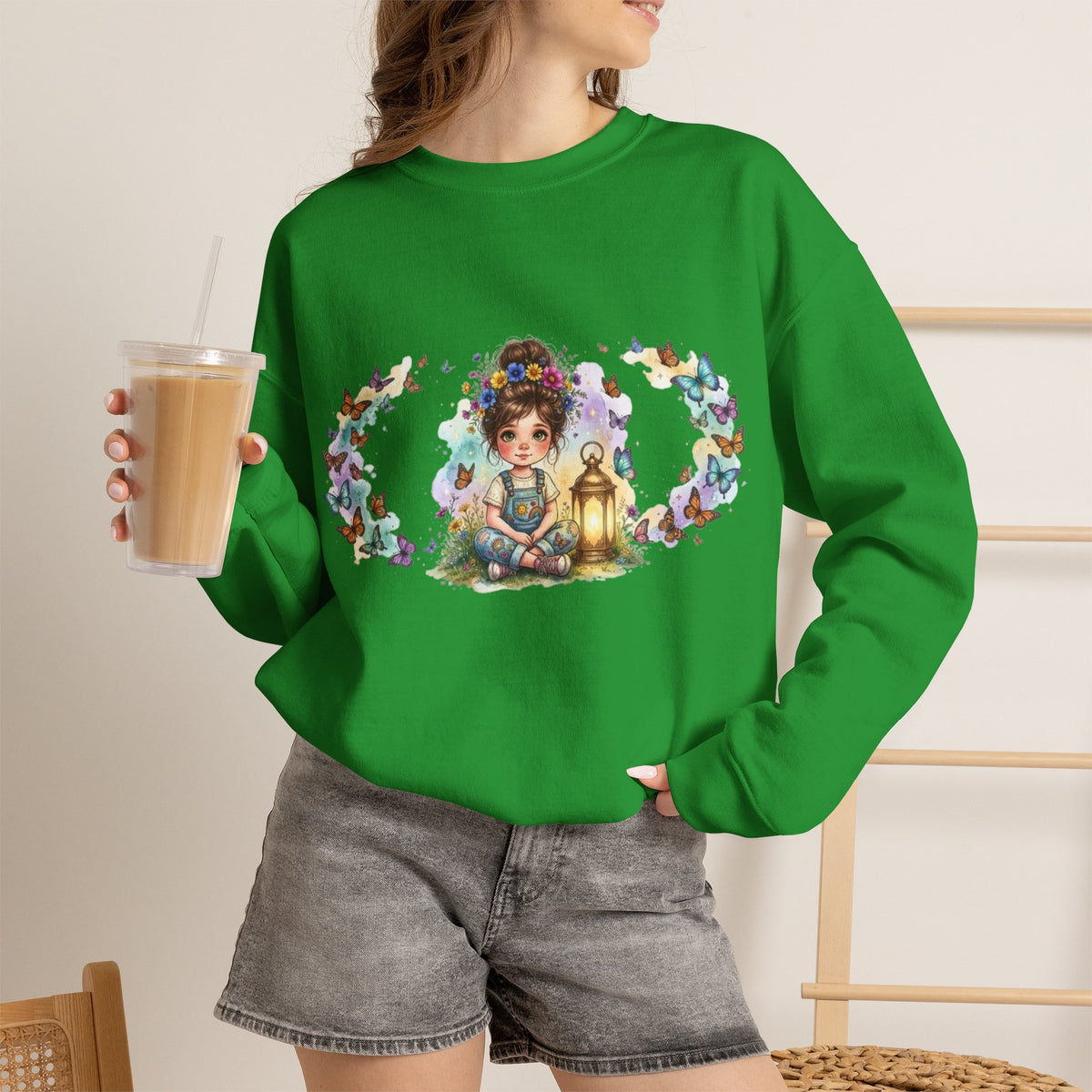 Sweatshirt mit Mädchen, Laterne und Schmetterlingen