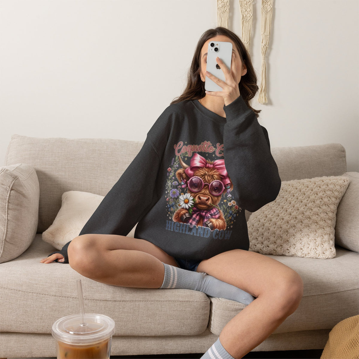 Sweatshirt mit Hochlandrind, rosa Schleife und Sonnenbrille