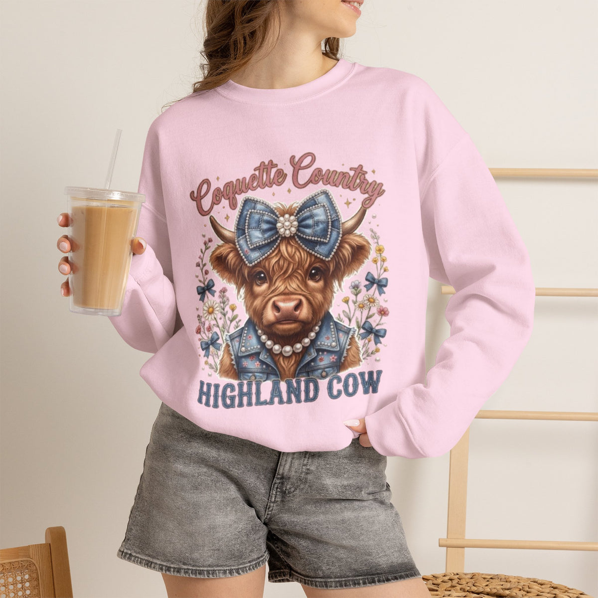Sweatshirt mit Hochlandrind und blauer Schleife