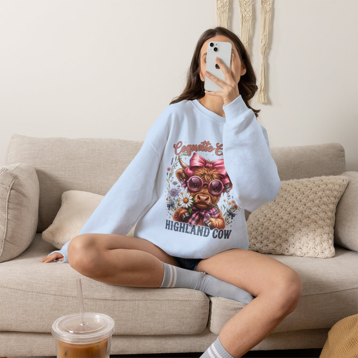 Sweatshirt mit Hochlandrind, rosa Schleife und Sonnenbrille