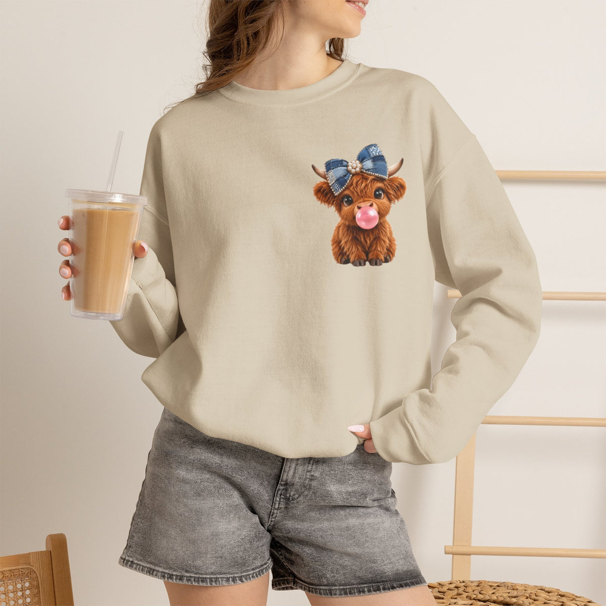 Sweatshirt mit niedlichem Hochlandrind – bestickt