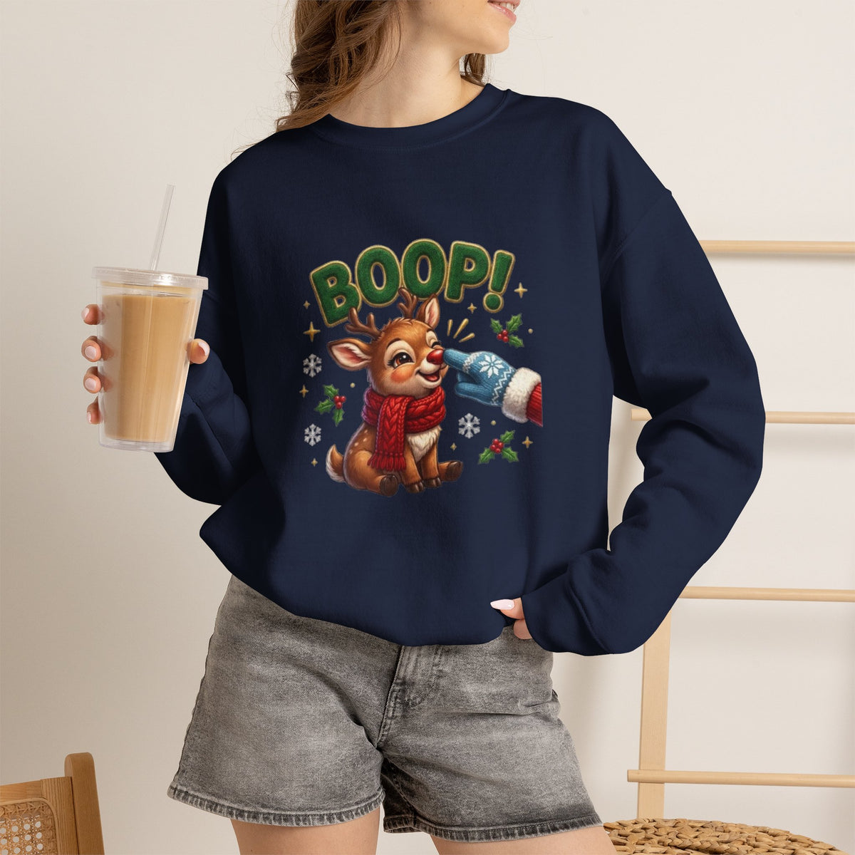 Weihnachtssweatshirt mit Rentier und „BOOP!“-Motiv