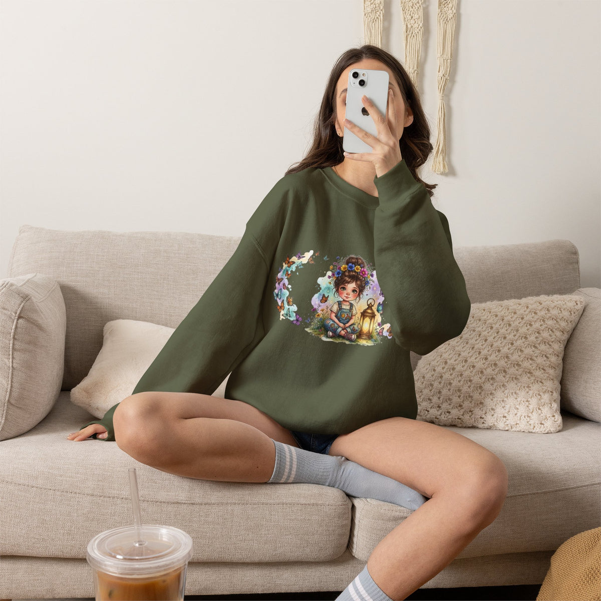 Sweatshirt mit Mädchen, Laterne und Schmetterlingen