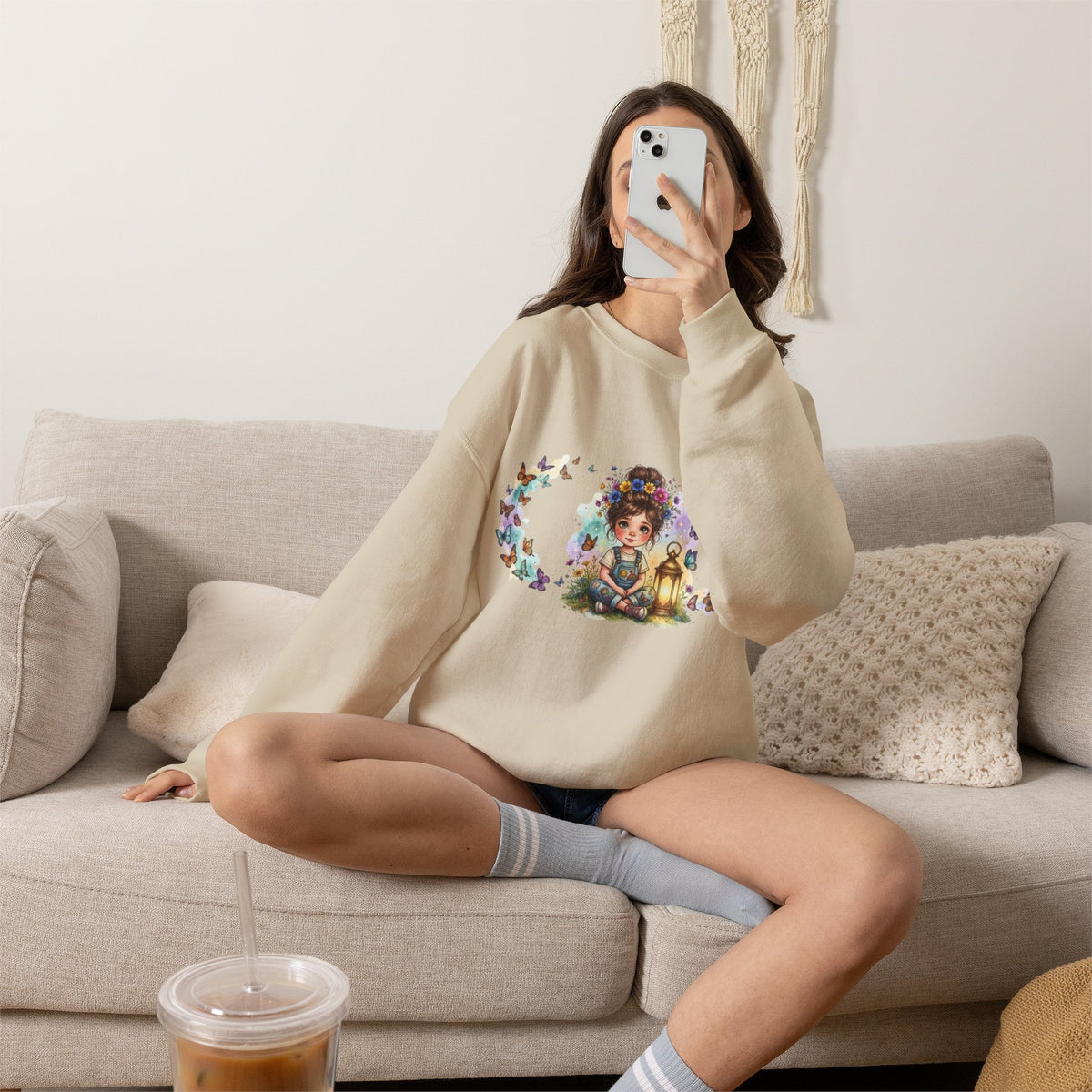Sweatshirt mit Mädchen, Laterne und Schmetterlingen