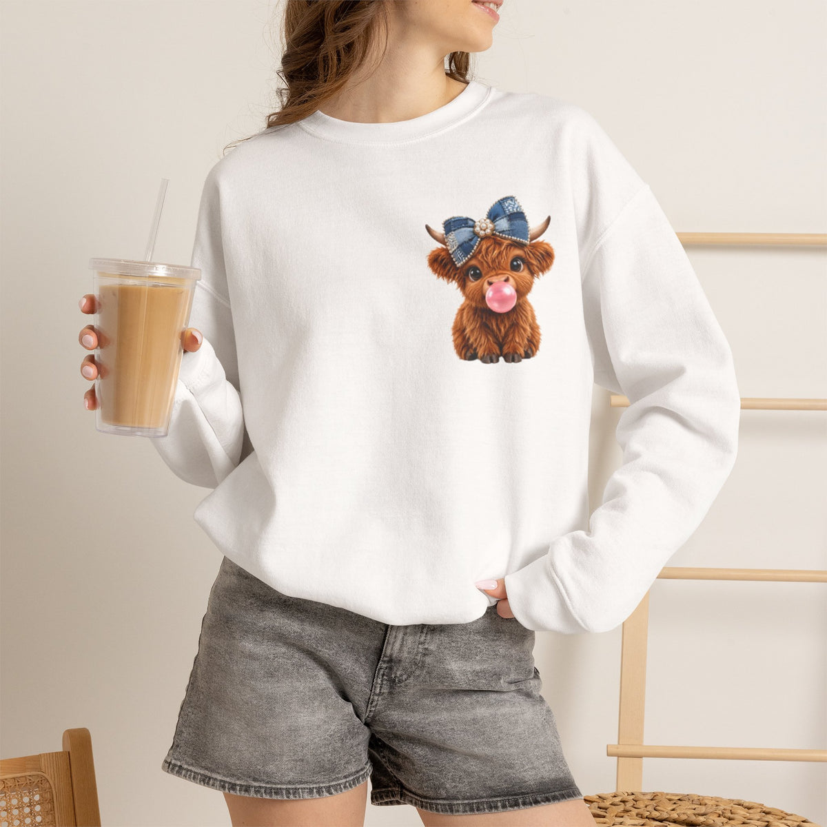 Sweatshirt mit niedlichem Hochlandrind – bestickt