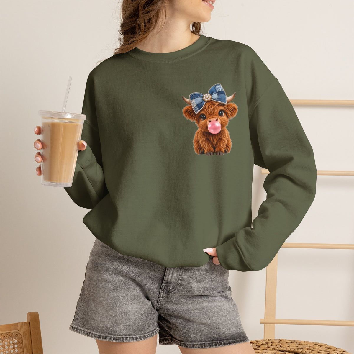 Sweatshirt mit niedlichem Hochlandrind – bestickt
