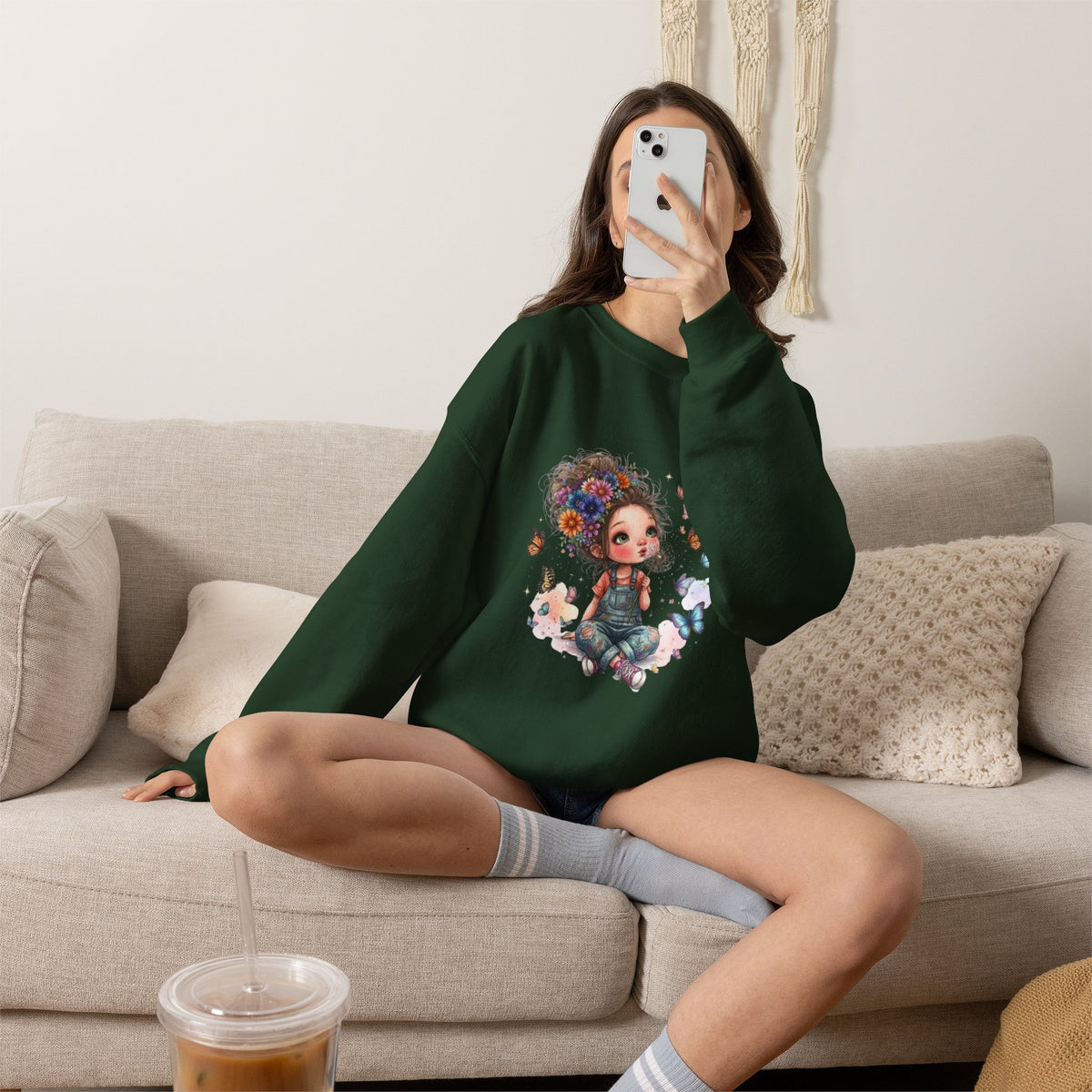 Sweatshirt mit Mädchen-Motiv, Blumen und Schmetterlingen