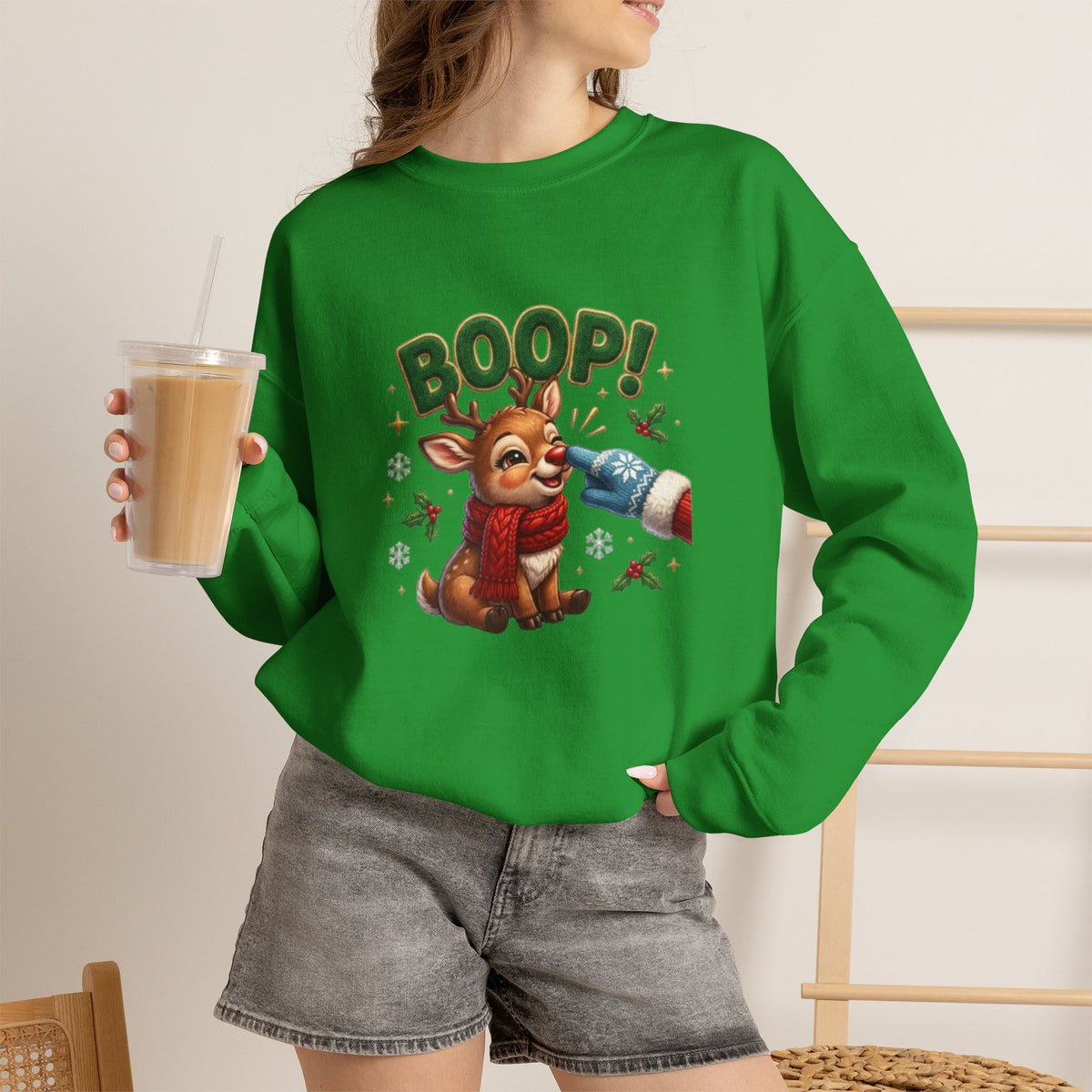 Weihnachtssweatshirt mit Rentier und „BOOP!“-Motiv