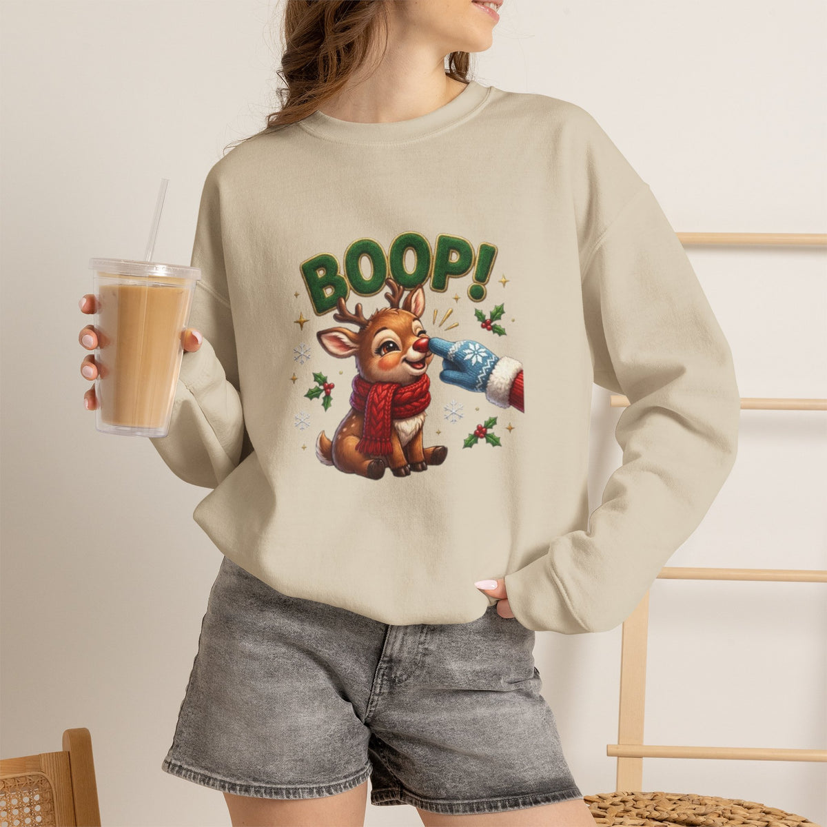 Weihnachtssweatshirt mit Rentier und „BOOP!“-Motiv