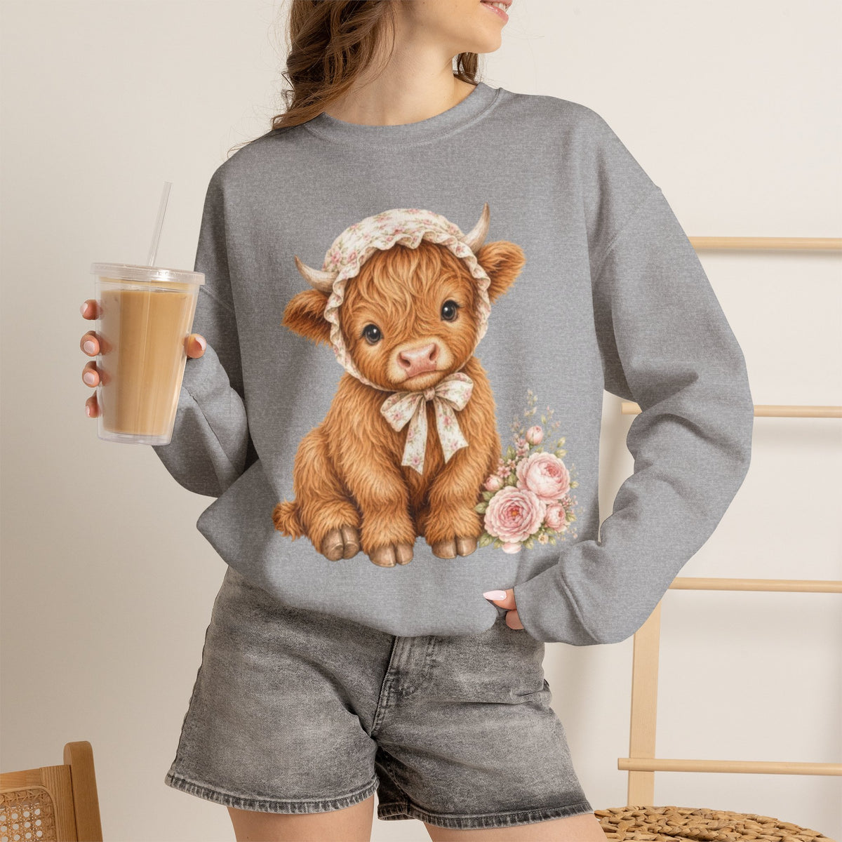Sweatshirt mit Hochlandkalb und rosa Blumen