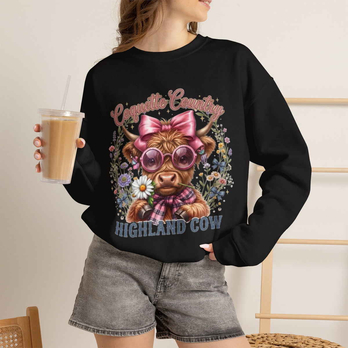 Sweatshirt mit Hochlandrind, rosa Schleife und Sonnenbrille