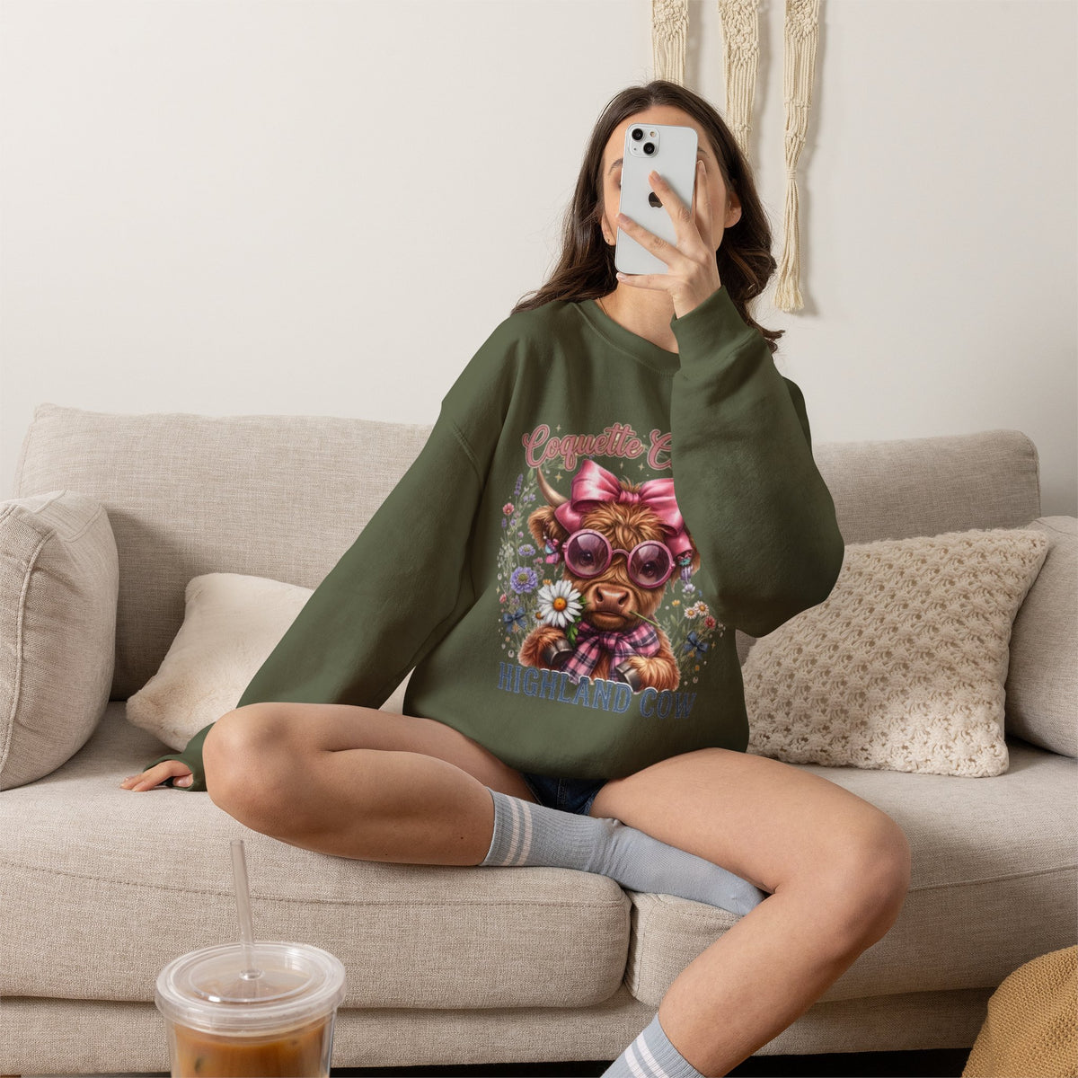Sweatshirt mit Hochlandrind, rosa Schleife und Sonnenbrille