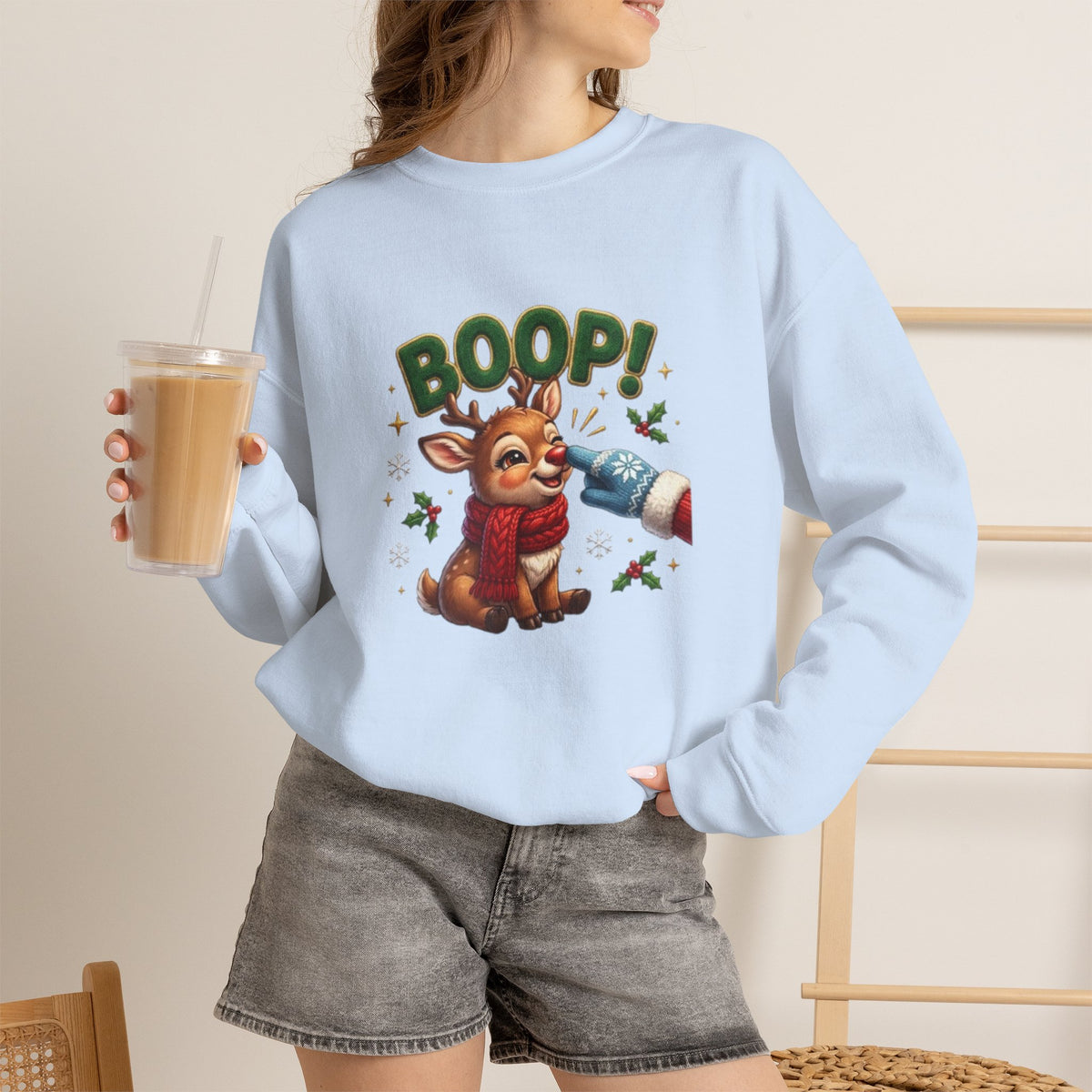Weihnachtssweatshirt mit Rentier und „BOOP!“-Motiv