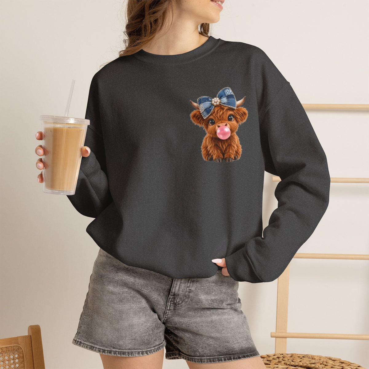 Sweatshirt mit niedlichem Hochlandrind – bestickt