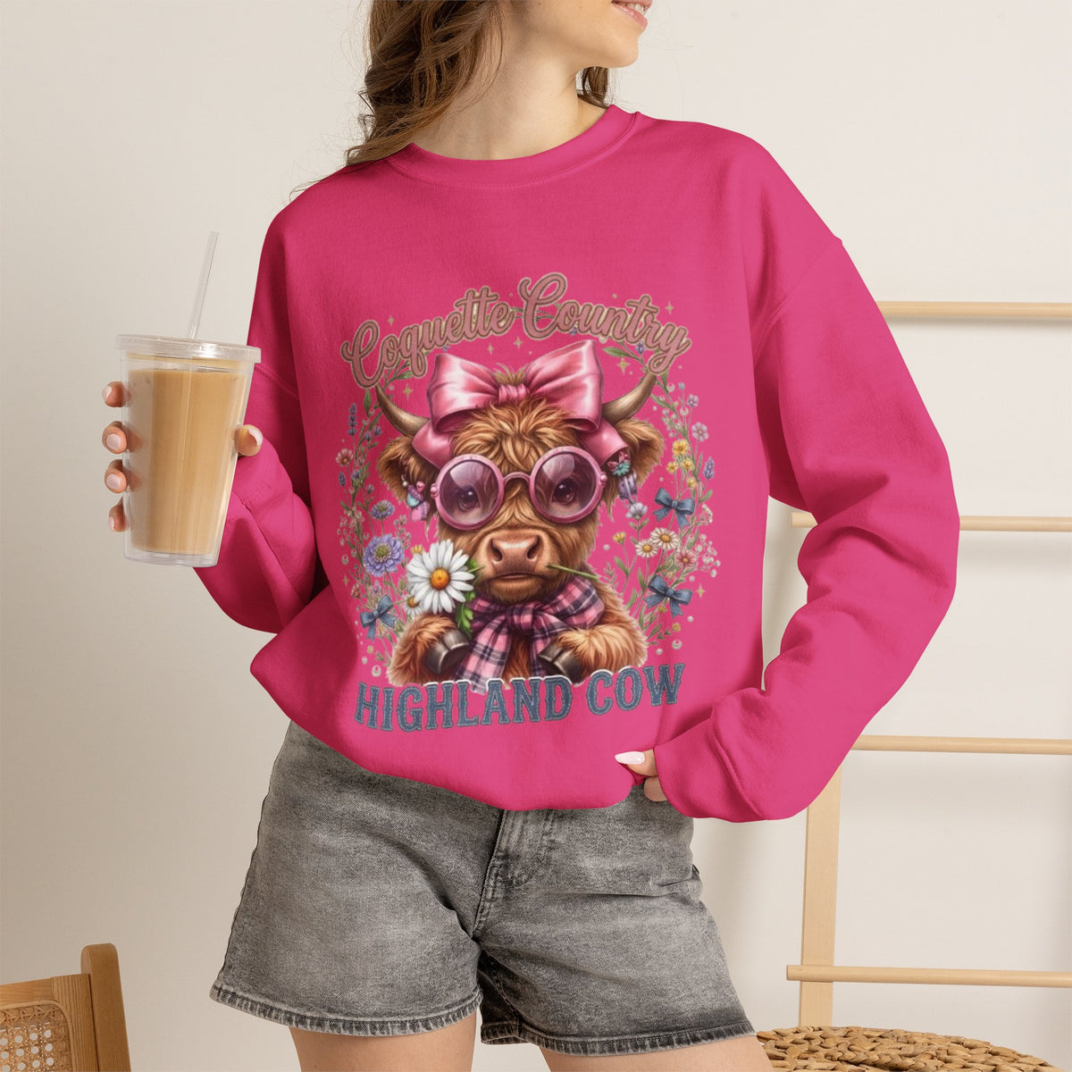 Sweatshirt mit Hochlandrind, rosa Schleife und Sonnenbrille