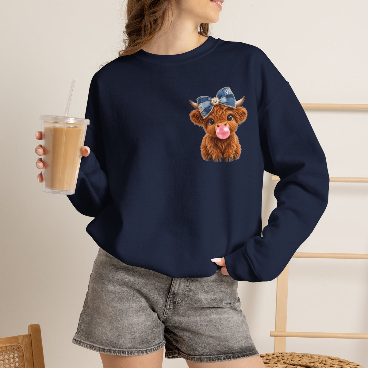 Sweatshirt mit niedlichem Hochlandrind – bestickt