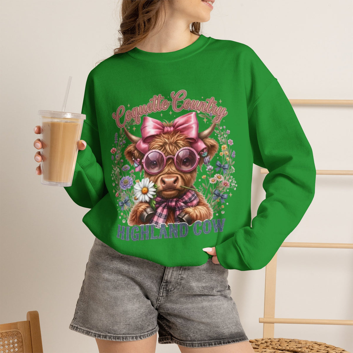 Sweatshirt mit Hochlandrind, rosa Schleife und Sonnenbrille