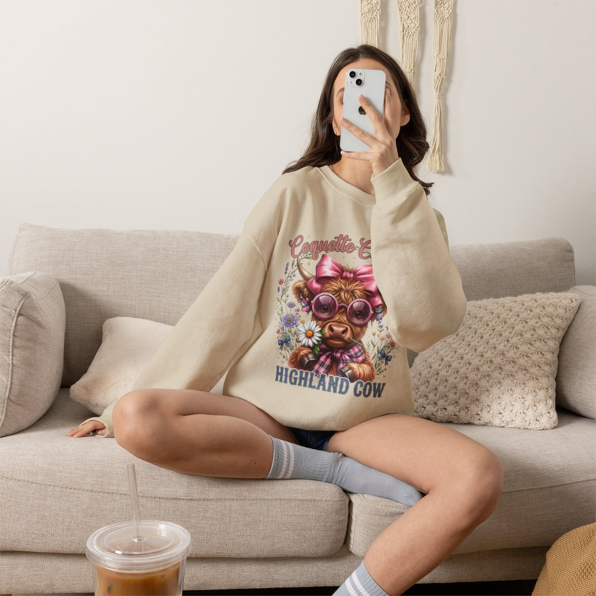 Sweatshirt mit Hochlandrind, rosa Schleife und Sonnenbrille